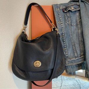 Coach Turnlock Hobo! Immaculate condition. Perfect for Fall or Winter!